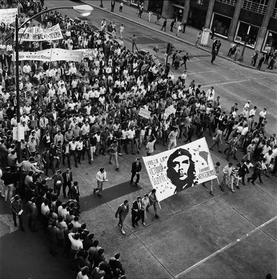 Marcha de 13 de agosto, sobre Avenida Juárez / © IISUE AHUNAM, Fondo Manuel Gutierrez Paredes, MGP2150